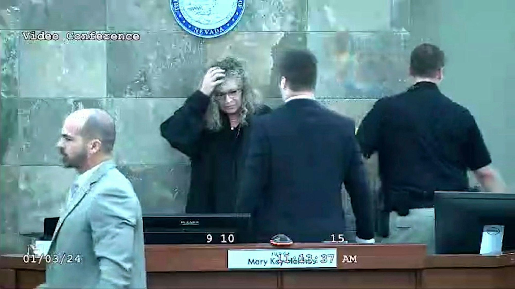 Richterin Mary Kay Holthus nach der Attacke im Gerichtssaal. Die Richterin erlitt bei dem Angriff leichte Verletzungen.