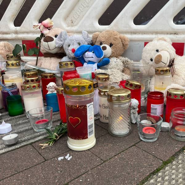 Blumen und Teddybären stehen an der Stelle, an der ein 14-Jähriger starb.