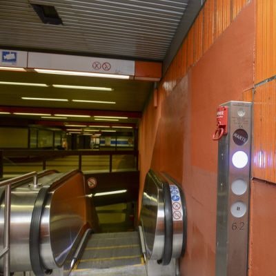 Die Wandfliesen in der Haltestelle Deutz/Messe in Köln sind teilweise abgeplatzt.