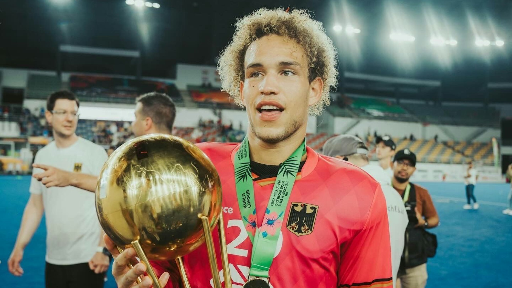 Joshua Onyekwue Nnaji mit dem Siegerpokal der U21-Weltmeisterschaft im Feldhockey.