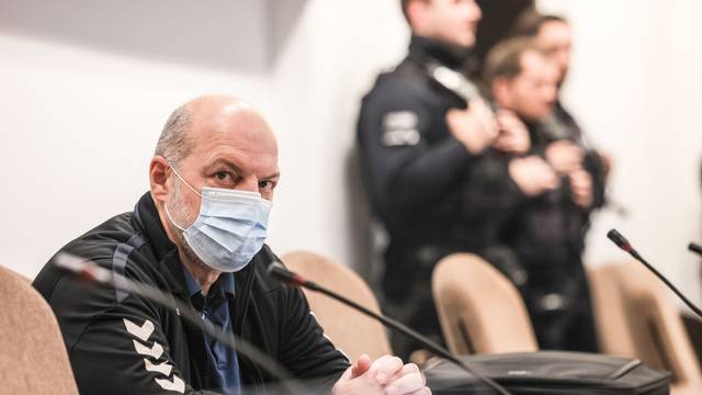 Thomas Drach (l) sitzt im Gerichtssaal auf der Anklagebank.