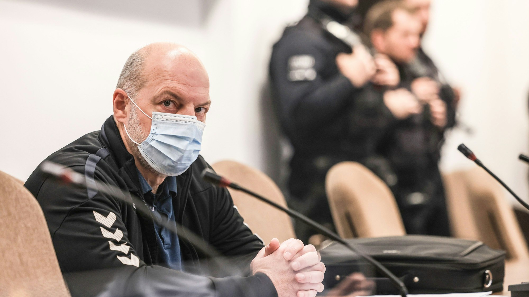 Thomas Drach sitzt im Gerichtssaal auf der Anklagebank.