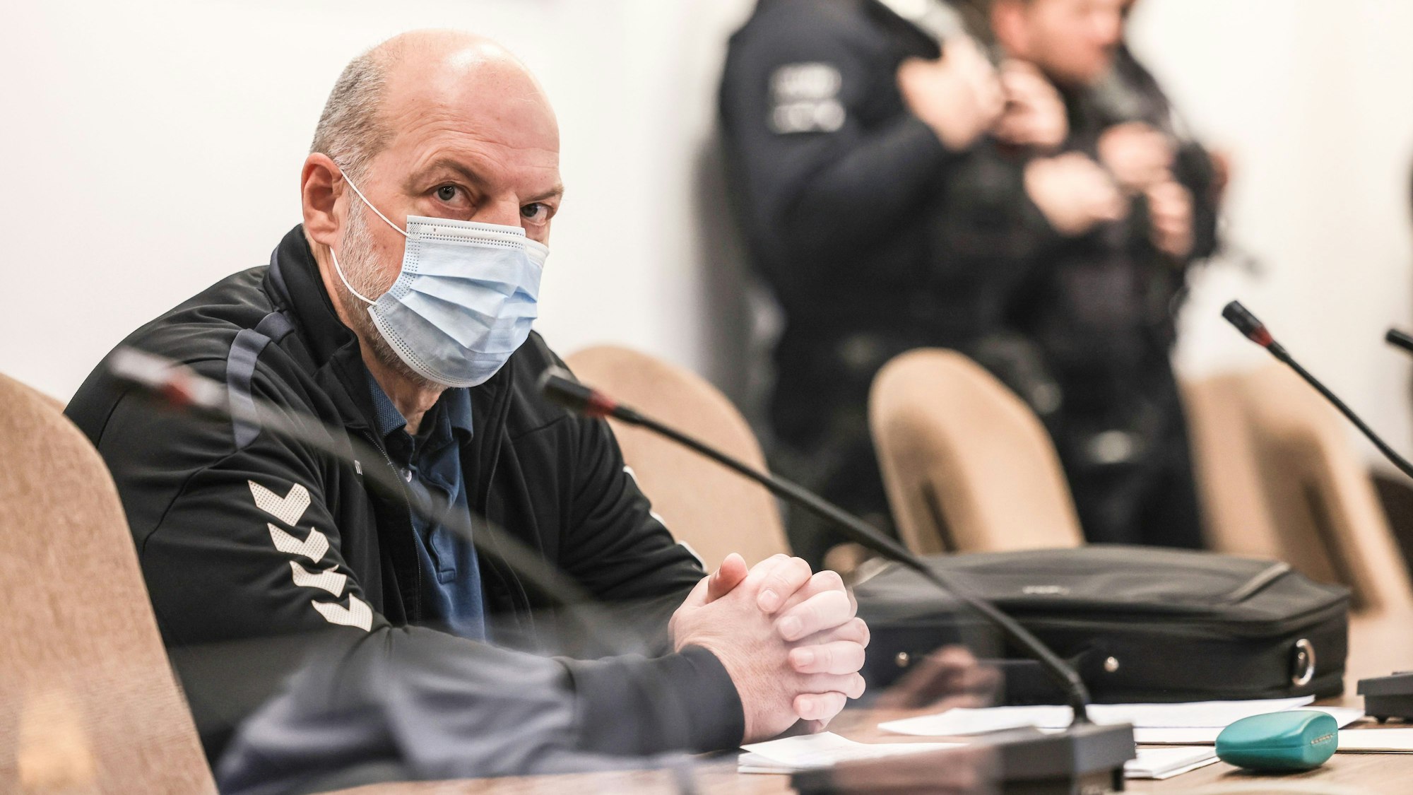 Thomas Drach (l) sitzt im Gerichtssaal auf der Anklagebank.