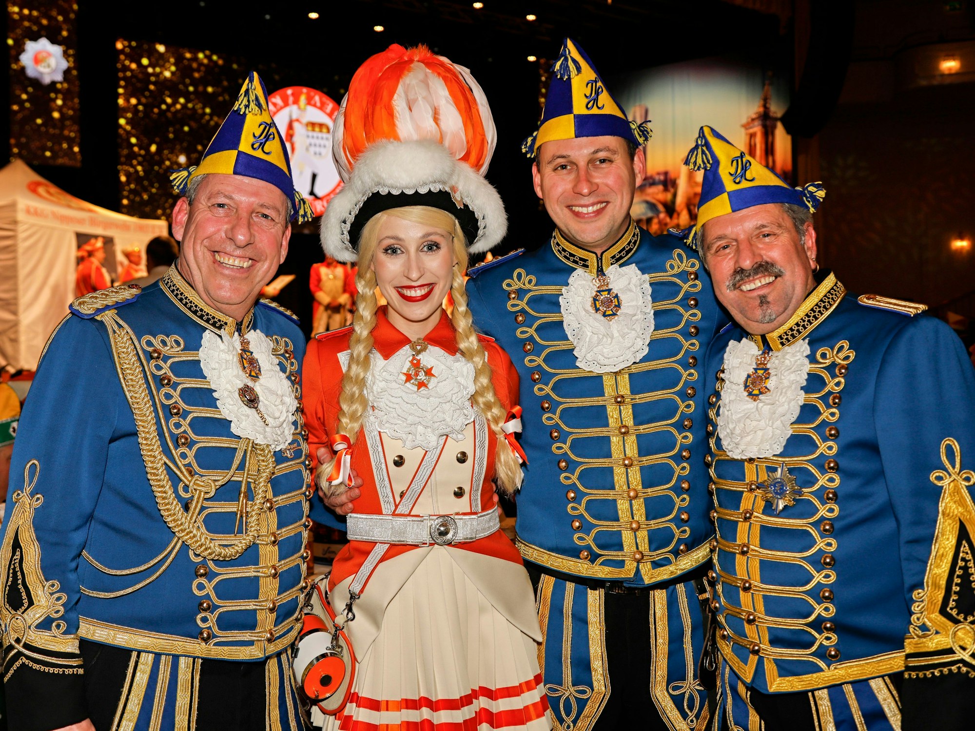 Das Dreigestirn und Svenja Klupsch im Dress der Bürgerwehr