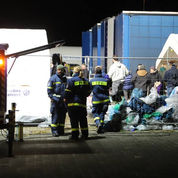 Eine Mordkommission aus Aachen hat auf einem Grundstück an der Genker Straße in Spich vier Überseecontainer mit Altkleidersäcken ausräumen und durchsuchen lassen, um eine Waffe zu finden. Ein 33-Jähriger war in der Woche zuvor in Düren erschossen worden.