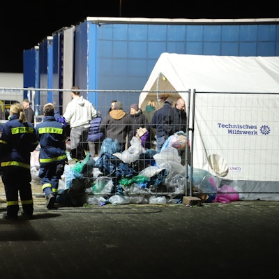 Eine Mordkommission aus Aachen hat auf einem Grundstück an der Genker Straße in Spich vier Überseecontainer mit Altkleidersäcken ausräumen und durchsuchen lassen, um eine Waffe zu finden. Ein 33-Jähriger war in der Woche zuvor in Düren erschossen worden.