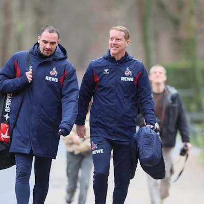 Timo Schultz (r.), neuer Trainer des 1. FC Köln, bei seinem ersten Training am Geißbockheim. Neben ihm geht Hannes Dold, Co-Trainer Spielanalyse.
