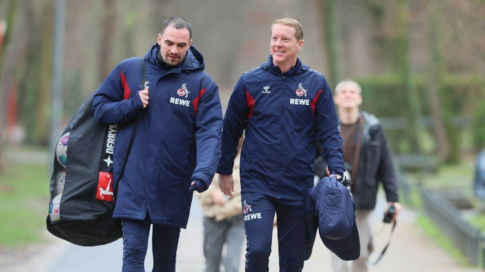 Timo Schultz (r.), neuer Trainer des 1. FC Köln, bei seinem ersten Training am Geißbockheim. Neben ihm geht Hannes Dold, Co-Trainer Spielanalyse.