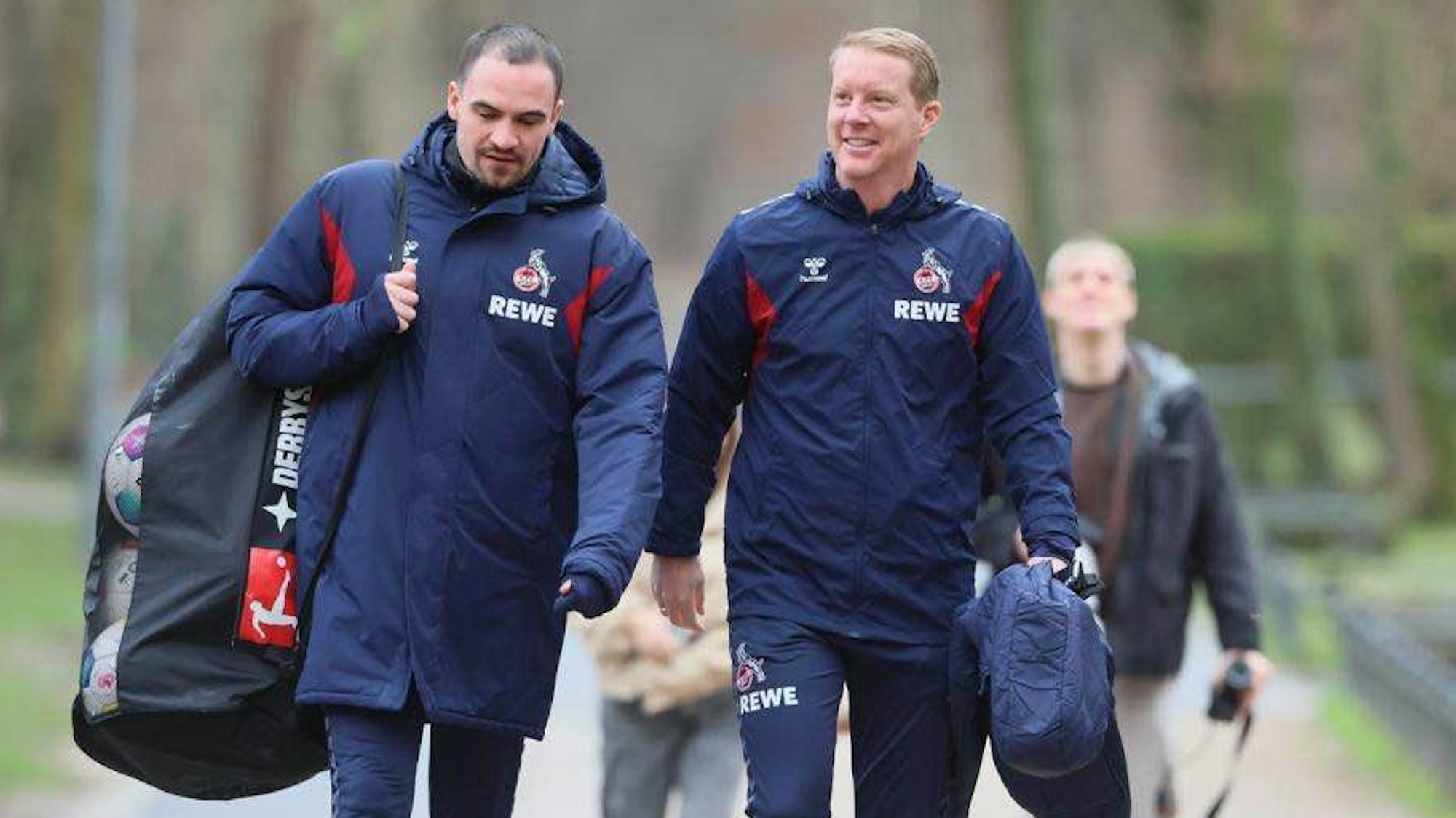 Timo Schultz (r.), neuer Trainer des 1. FC Köln, bei seinem ersten Training am Geißbockheim. Neben ihm geht Hannes Dold, Co-Trainer Spielanalyse.