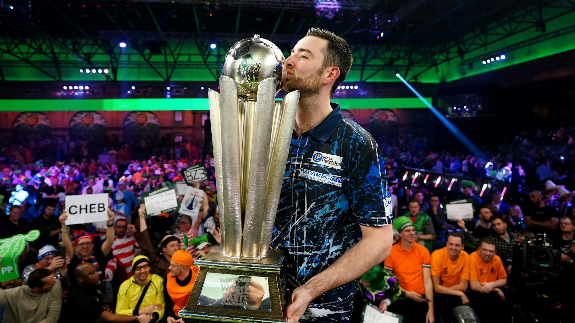 Der Engländer Luke Humphries ist zum ersten Mal Darts-Weltmeister. Die Nummer drei der Weltrangliste setzte sich gegen den erst 16-jährigen Luke Littler im Finale der Weltmeisterschaft im Alexandra Palace durch.