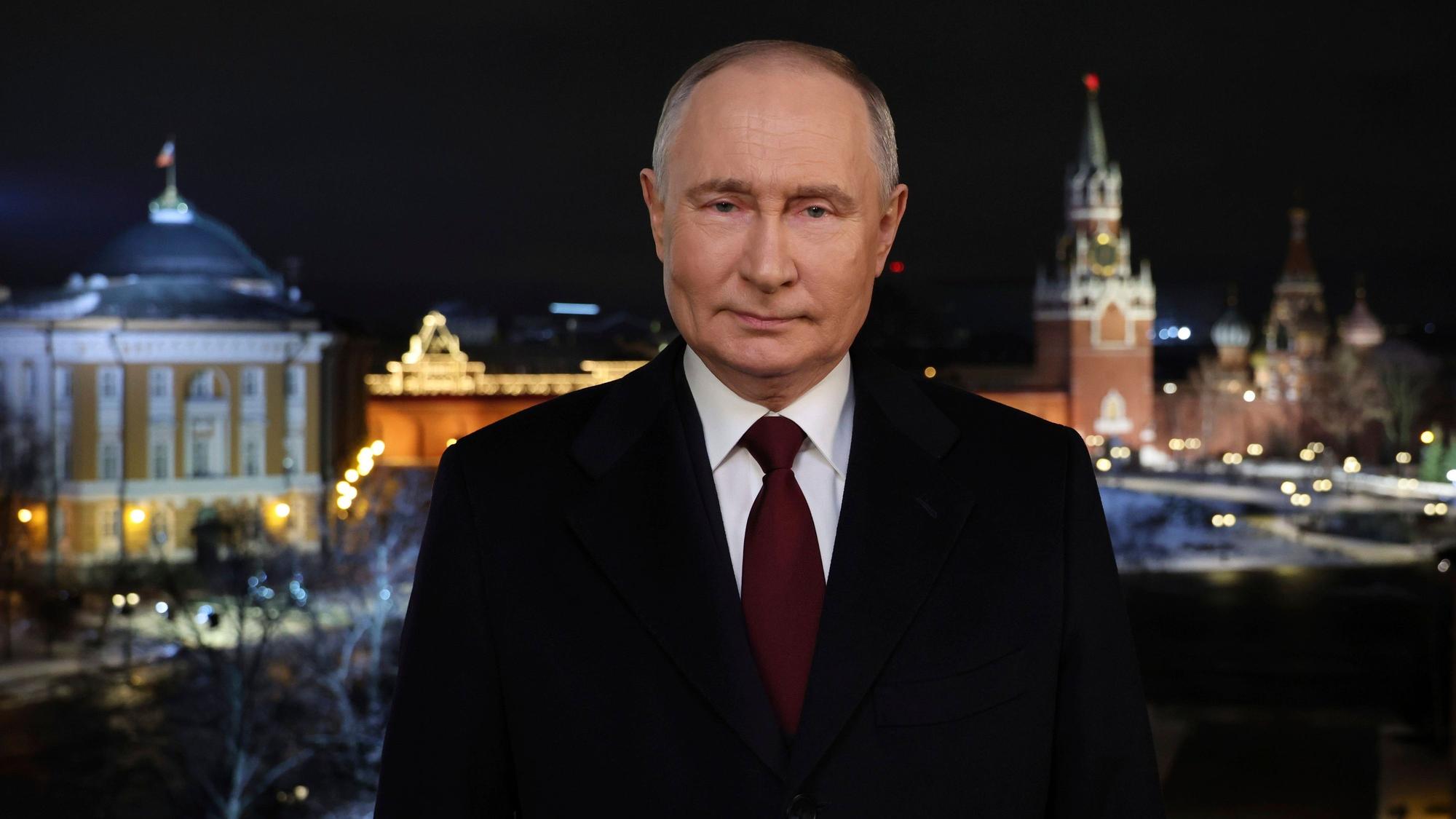 Putin, KI oder belarussischer Zimmermann? Um das Video von der Neujahrsansprache des russischen Präsidenten gibt es erneute Doppelgänger- und KI-Gerüchte.