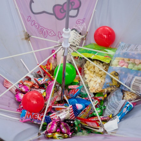 Mit vollen Händen wird Kamelle geworfen bei einem Rosensonntagsumzug.