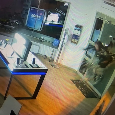 Das Bild zeigt, wie das Glas der Eingangstür splittert. Es ist die erste Sekunde des Einbruchs, der nur 14 Sekunden dauert.