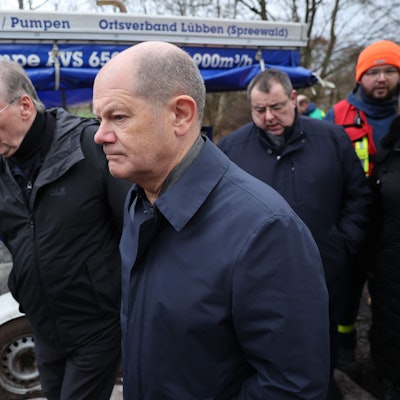 Bundeskanzler Olaf Scholz (M, SPD) und Reiner Haseloff (l, CDU), Ministerpräsident von Sachsen-Anhalt, auf dem Weg zu vom Hochwasser betroffene Stellen in Sangerhausen.