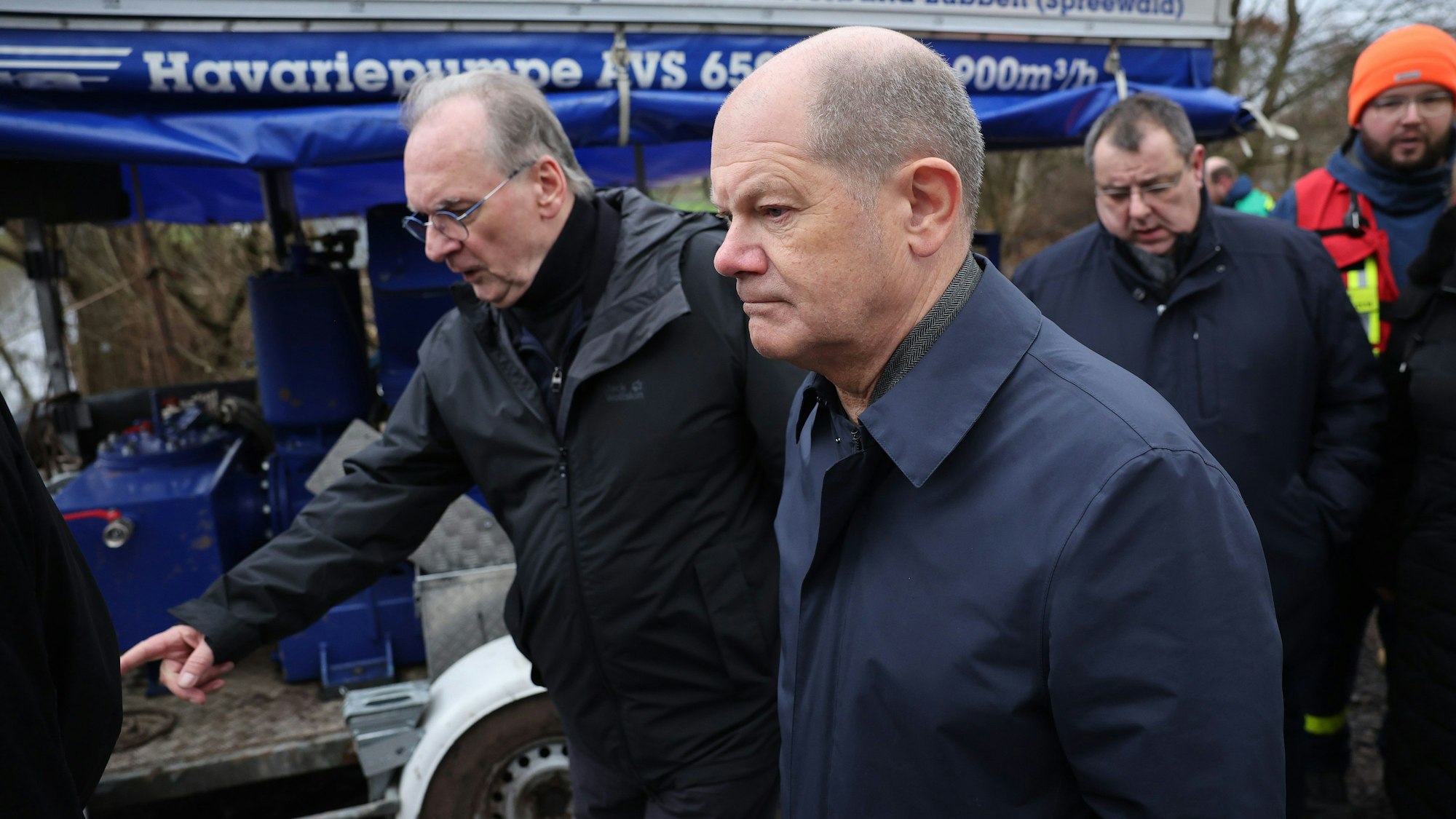 Bundeskanzler Olaf Scholz (M, SPD) und Reiner Haseloff (l, CDU), Ministerpräsident von Sachsen-Anhalt, auf dem Weg zu vom Hochwasser betroffene Stellen in Sangerhausen.