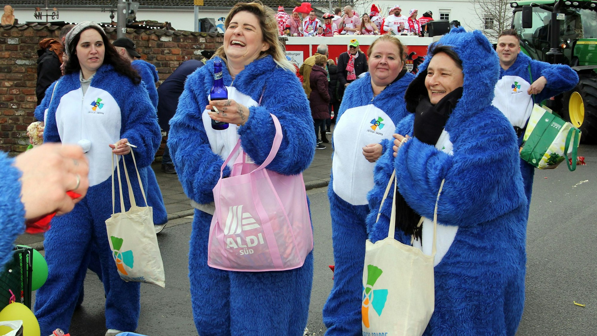Klein war der Kirdorfer Sonntagszug 2023, aber bunt, ausgelassen und fröhlich.