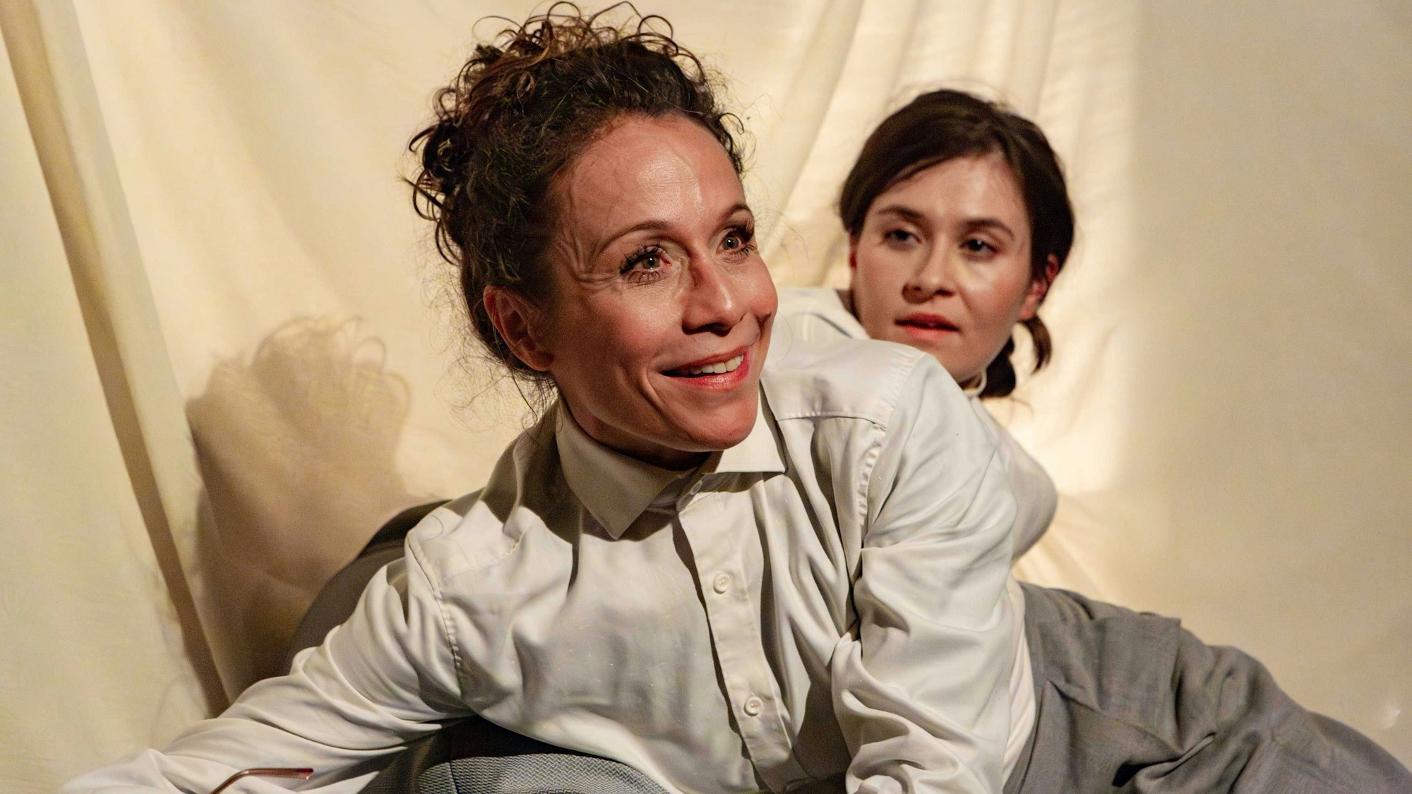 Du, Alice
Eine Anrufung
von Simone Scharbert
Regie: Antonia Ortmanns
Regie: Antonia Ortmanns
Bühne: Sarah Pragay
Kostüm: Wiebke Barbara
Dramaturgie: Johanna Rummeny
Foto: Ana Lukenda