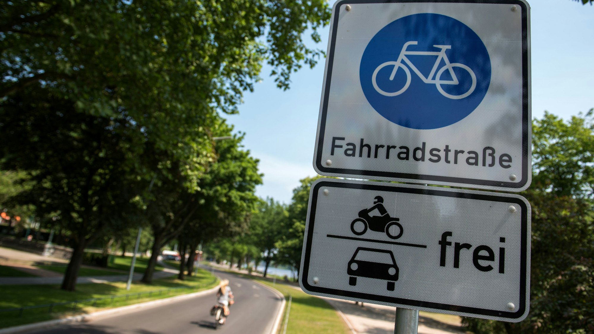Wo und wann werden diese Schilder in Bergisch Gladbach zu sehen sein?
