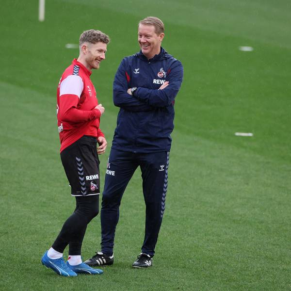 Kölns neuer Trainer Timo Schultz (r.) und Kapitän Florian Kainz lachen beim Training.