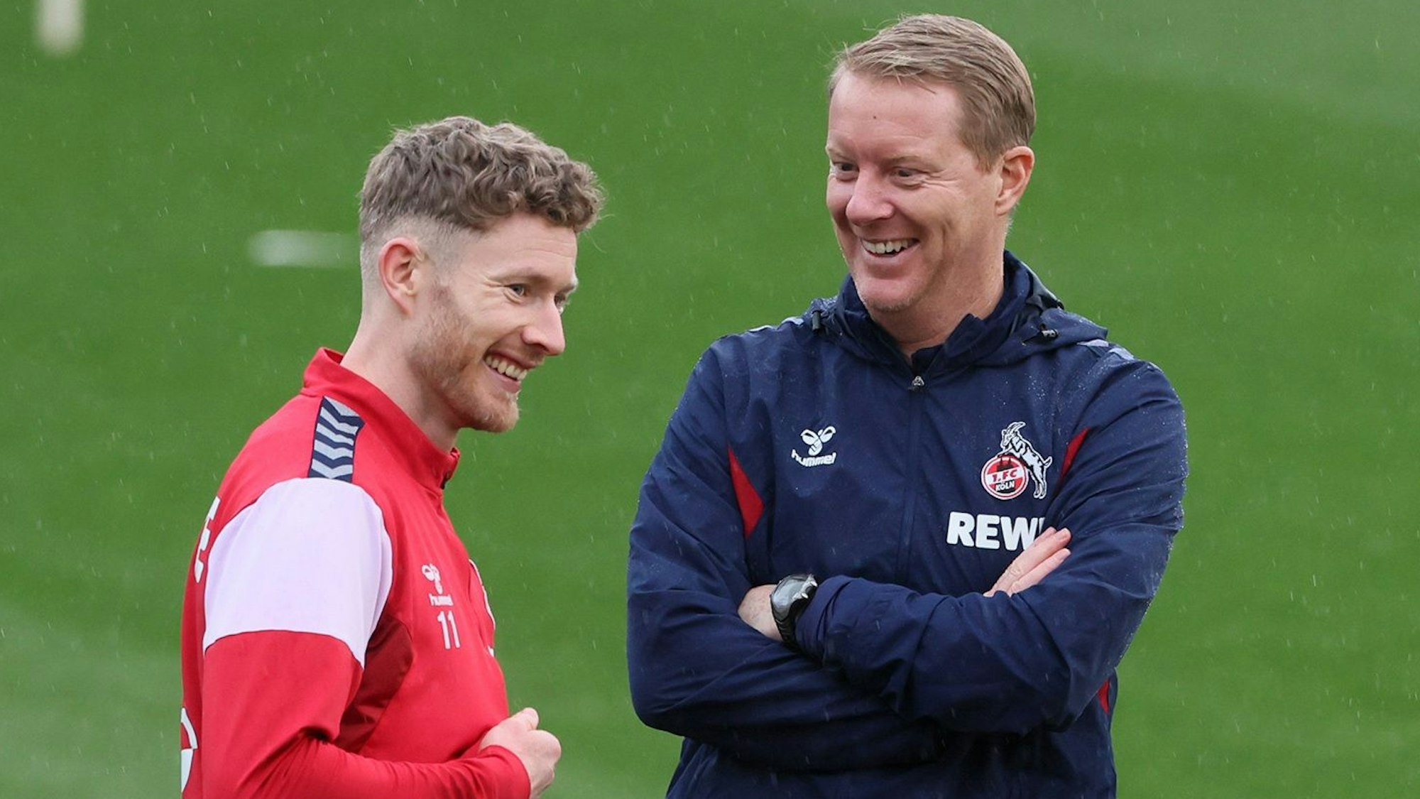 Kölns neuer Trainer Timo Schultz (r.) und Kapitän Florian Kainz lachen beim Training.