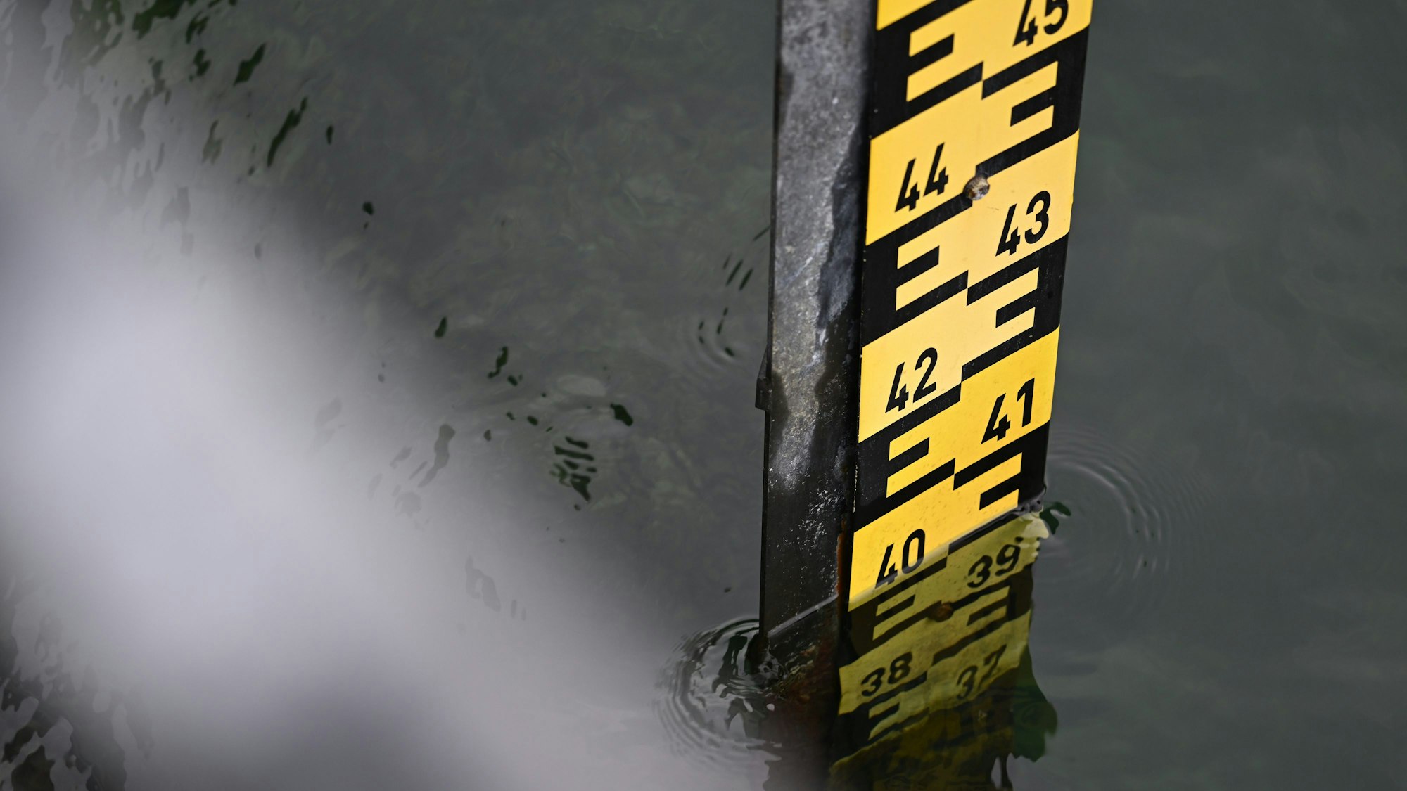 Eine Marke gibt den Pegel des Bodensees an.