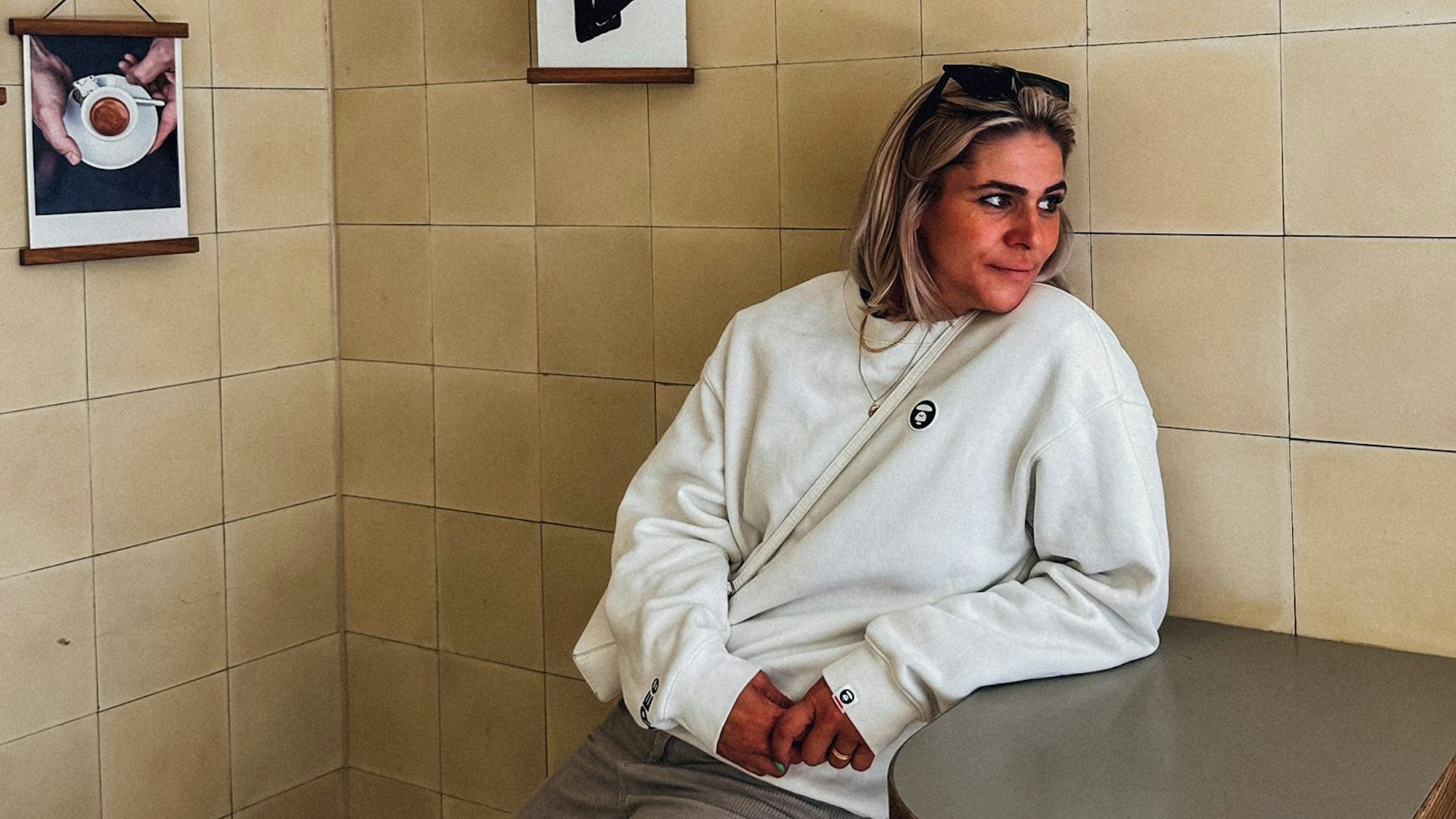 Sarah Kim Gries sitzt an einem Tisch.