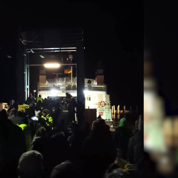 Fähranleger im schleswig-holsteinischen Schlüttsiel am frühen Donnerstagabend: Wütende Bauern hindern Vizekanzler Robert Habeck am Verlassen einer Fähre.
