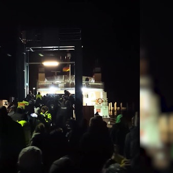 Fähranleger im schleswig-holsteinischen Schlüttsiel am frühen Donnerstagabend: Wütende Bauern hindern Vizekanzler Robert Habeck am Verlassen einer Fähre.