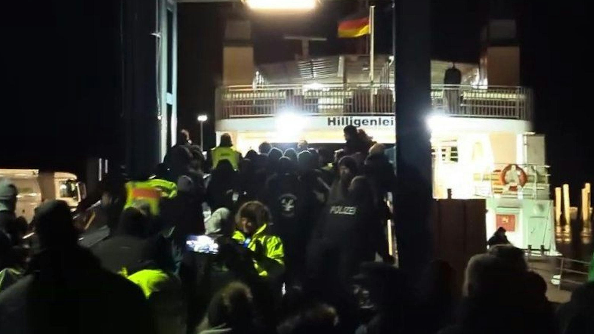 Fähranleger im schleswig-holsteinischen Schlüttsiel am frühen Donnerstagabend: Wütende Bauern hindern Vizekanzler Robert Habeck am Verlassen einer Fähre.