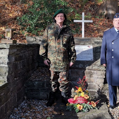 Dr. Ralf Heming und Karl-Heinz Cuber stehen am belgischen Denkmal am Mühlenparkkreisel