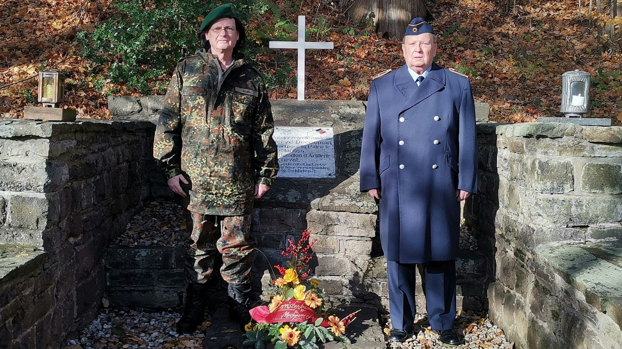 Dr. Ralf Heming und Karl-Heinz Cuber stehen am belgischen Denkmal am Mühlenparkkreisel