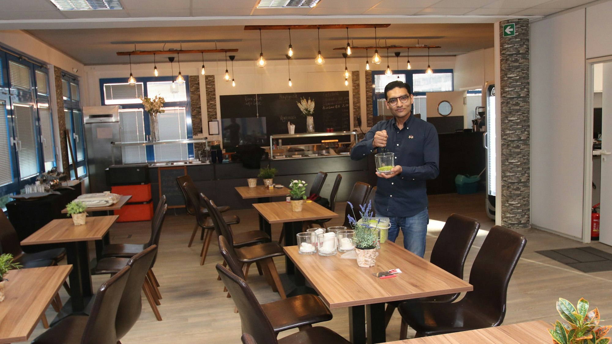 Auf dem Foto ist Gastronom Ali Mohammad in seinem „Schmatz-Event-Café“ zu sehen.