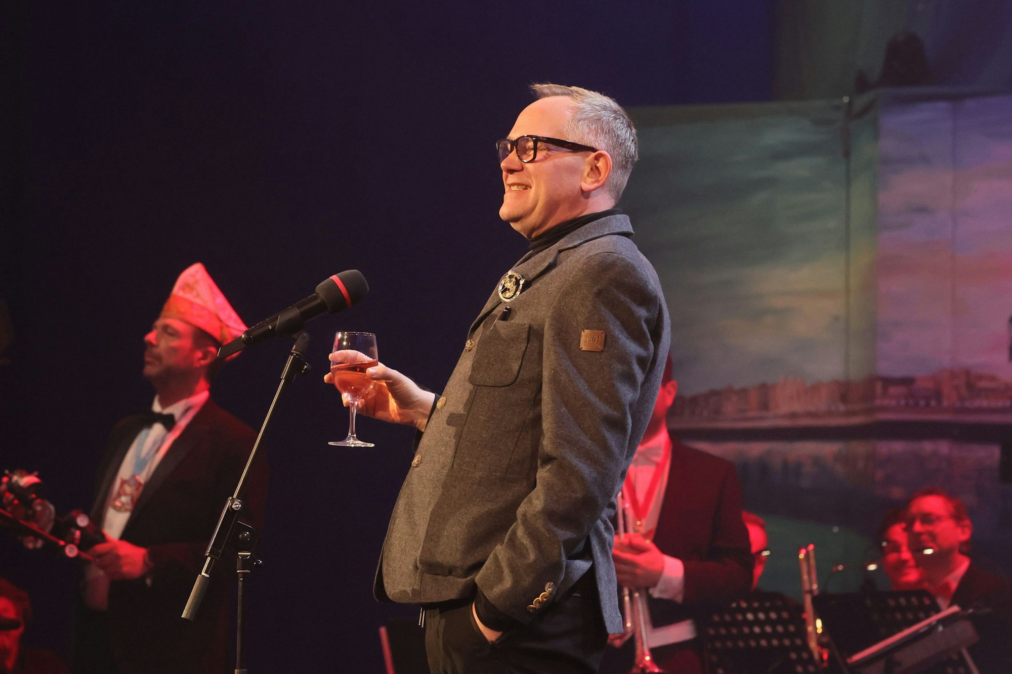 JP Weber mit Sakko und einem Weinglas in der Hand.