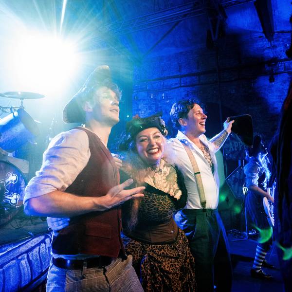 Die Band Kupfergold umarmt sich auf der Bühne, Tina Drewek strahlt in die Kamera.