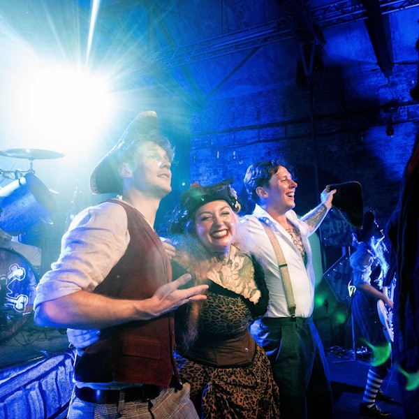 Die Band Kupfergold umarmt sich auf der Bühne, Tina Drewek strahlt in die Kamera.