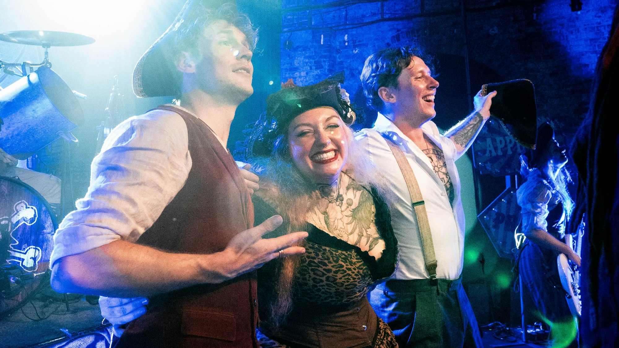 Die Band Kupfergold umarmt sich auf der Bühne, Tina Drewek strahlt in die Kamera.