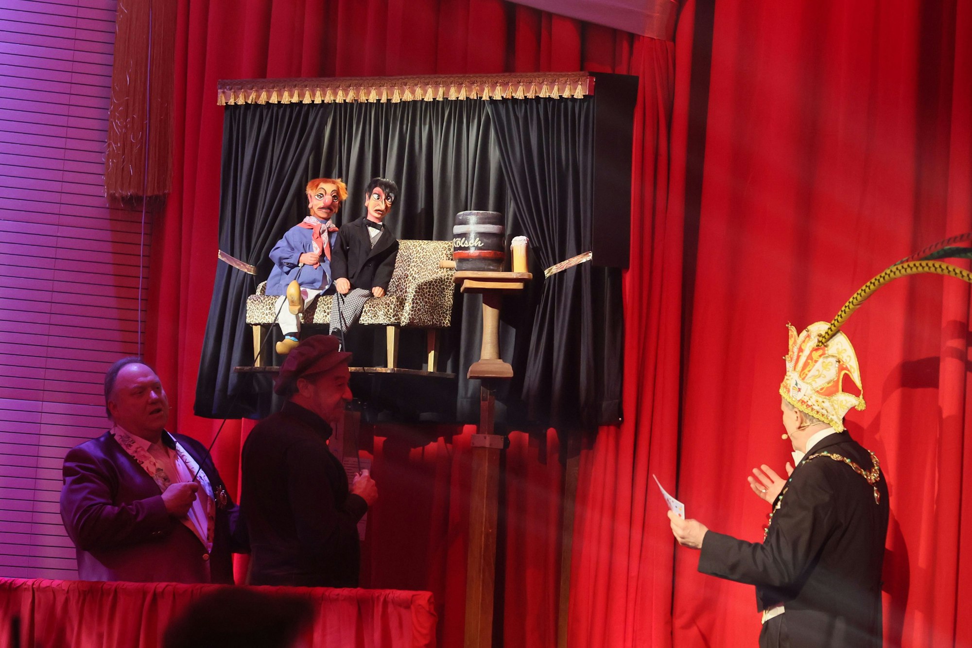 Die Hänneschen-Puppen Tünnes und Schäl, rechts neben ihnen steht Festkomitee-Präsident Christoph Kuckelkorn.