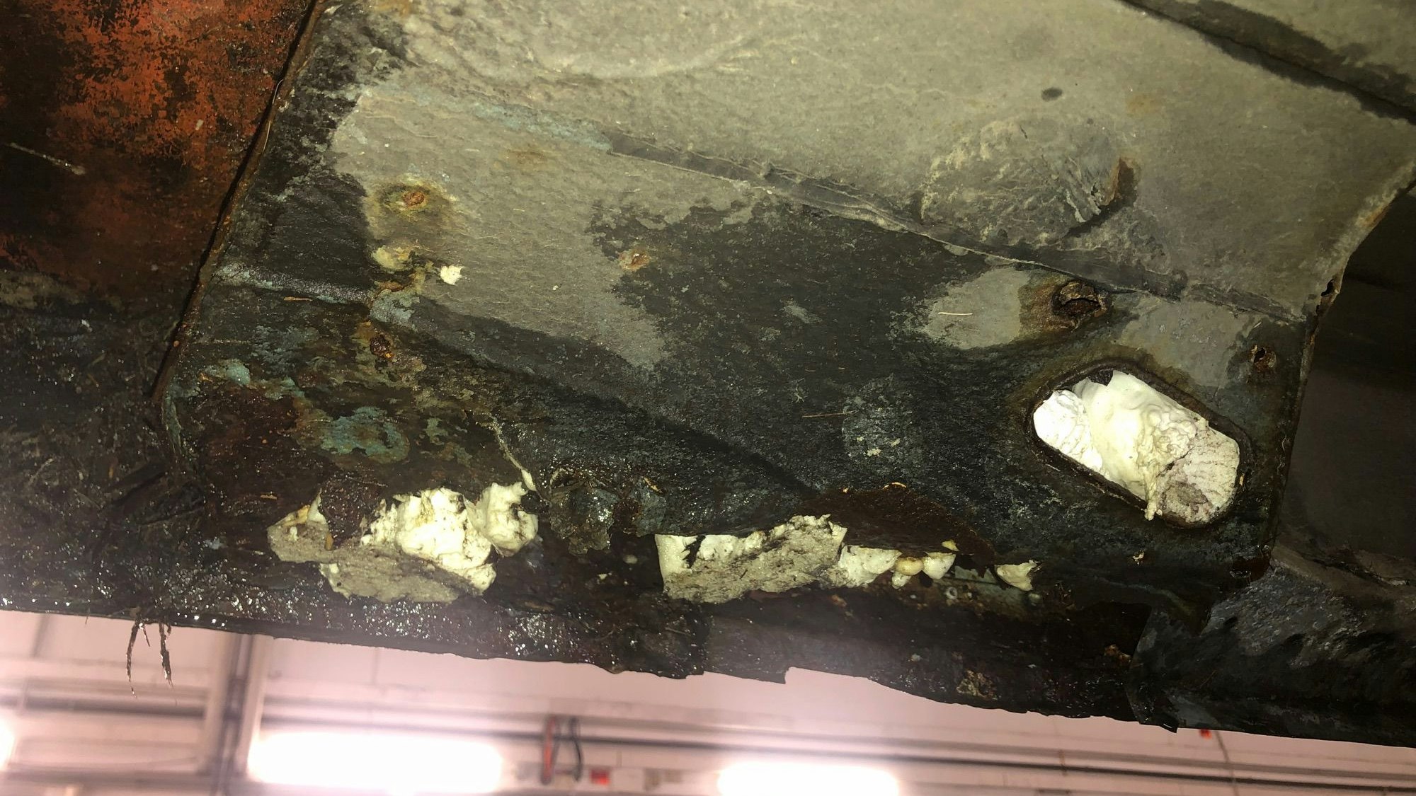 Der Unterboden war komplett durchgerostet und zum Teil großflächig mit Bauschaum verfüllt.
