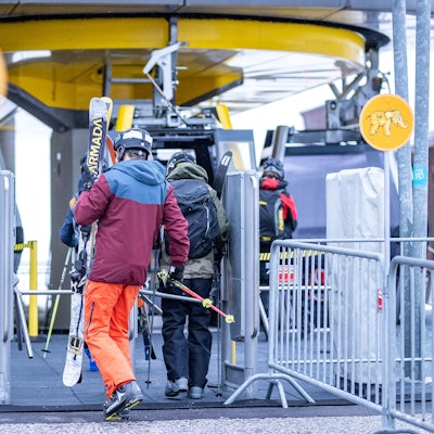 Skifahrer besteigen einen Skilift im Skigebiet Zillertal Arena in Österreich. Die Orte Mayrhofen und Zell am Ziller sind beliebte Skiorte für Touristen. (Symbolbild)
