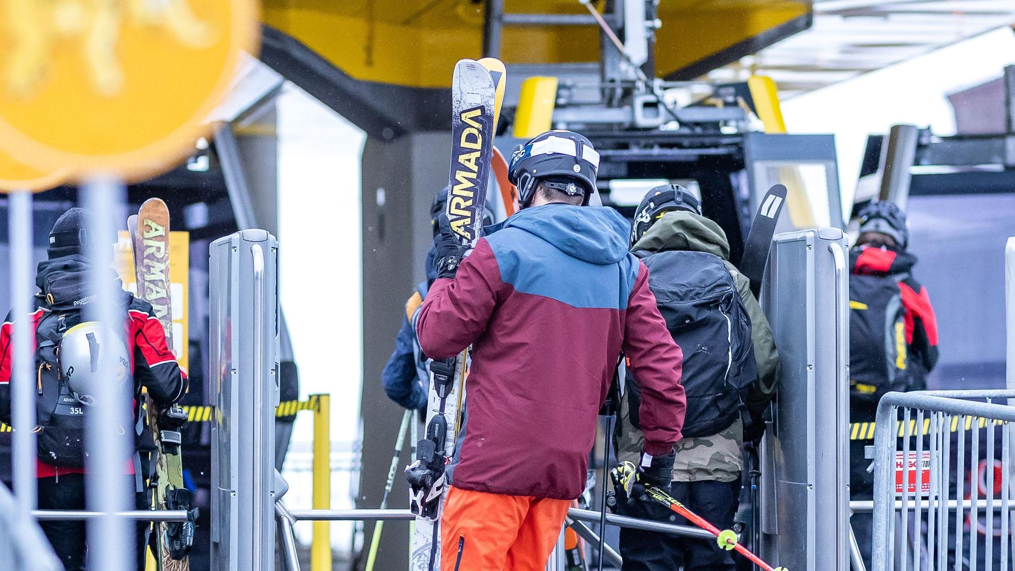 Skifahrer besteigen einen Skilift im Skigebiet Zillertal Arena in Österreich. Die Orte Mayrhofen und Zell am Ziller sind beliebte Skiorte für Touristen. (Symbolbild)