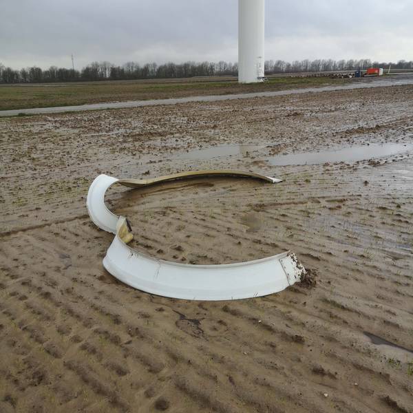 Von einem von Statkraft betriebenen Windrad am Rübenbusch bei Bedburg hat sich ein großes Teil gelöst und liegt auf einem nassen Acker.