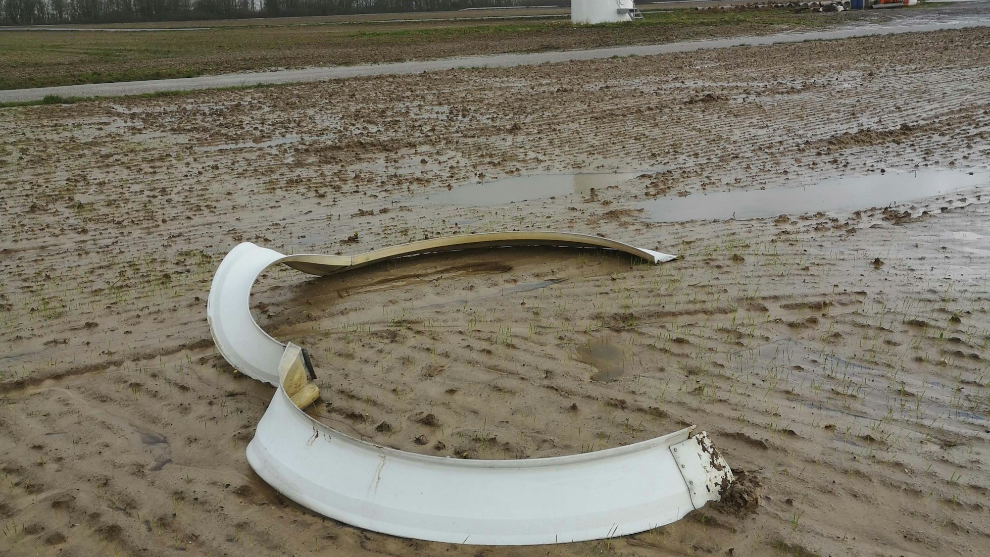 Von einem von Statkraft betriebenen Windrad am Rübenbusch bei Bedburg hat sich ein großes Teil gelöst und liegt auf einem nassen Acker.