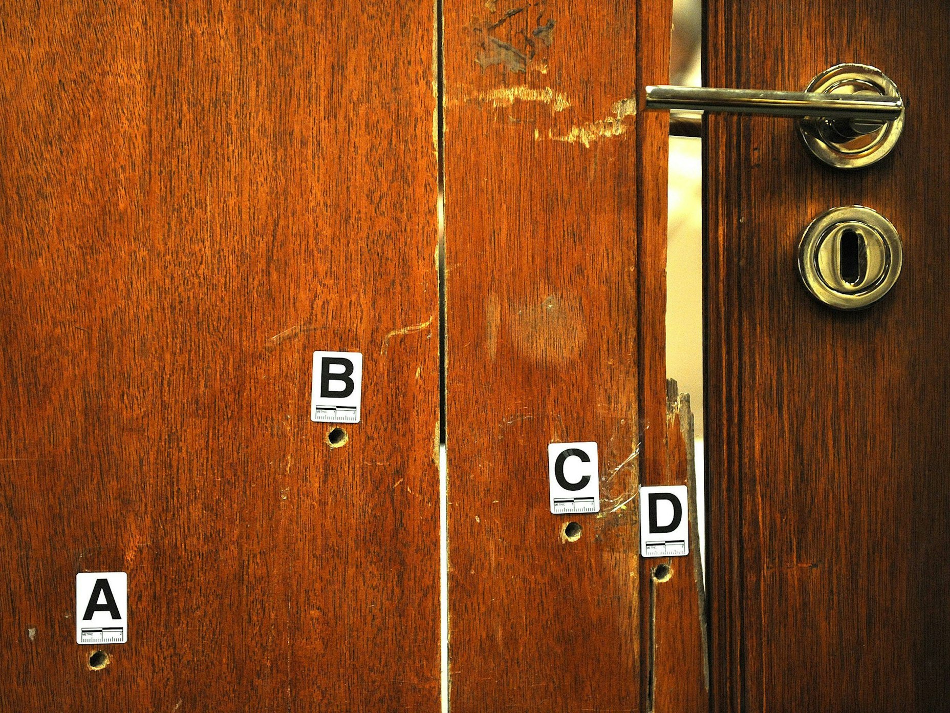 Einschusslöcher in der Badezimmertür, durch die Reeva Steenkamp erschossen wurde.