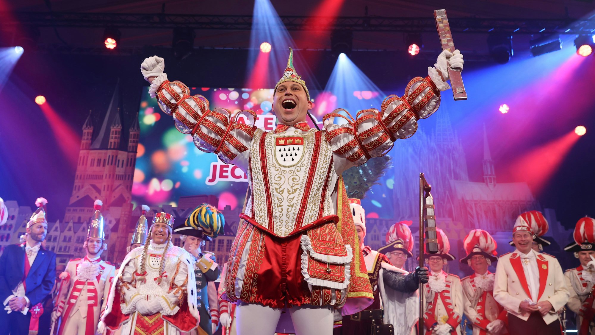 Dreigestirn jubelt im Ornat auf der Bühne.