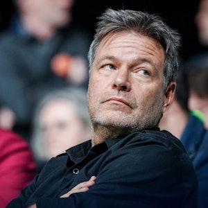 Vizekanzler und Bundeswirtschaftsminister Robert Habeck beim Parteitag der Grünen. Habeck schaut skeptisch neben die Kamera.