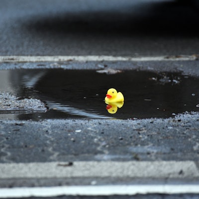 Zwar sind die Schlaglöcher in Oberbergs Straßen mit Regenwasser vollgelaufen, doch wird es erst gefährlich, wenn der Frost kommt. Unser Foto zeigt eine kleine Badeente, die in einer Lindlarer Pfütze treibt.