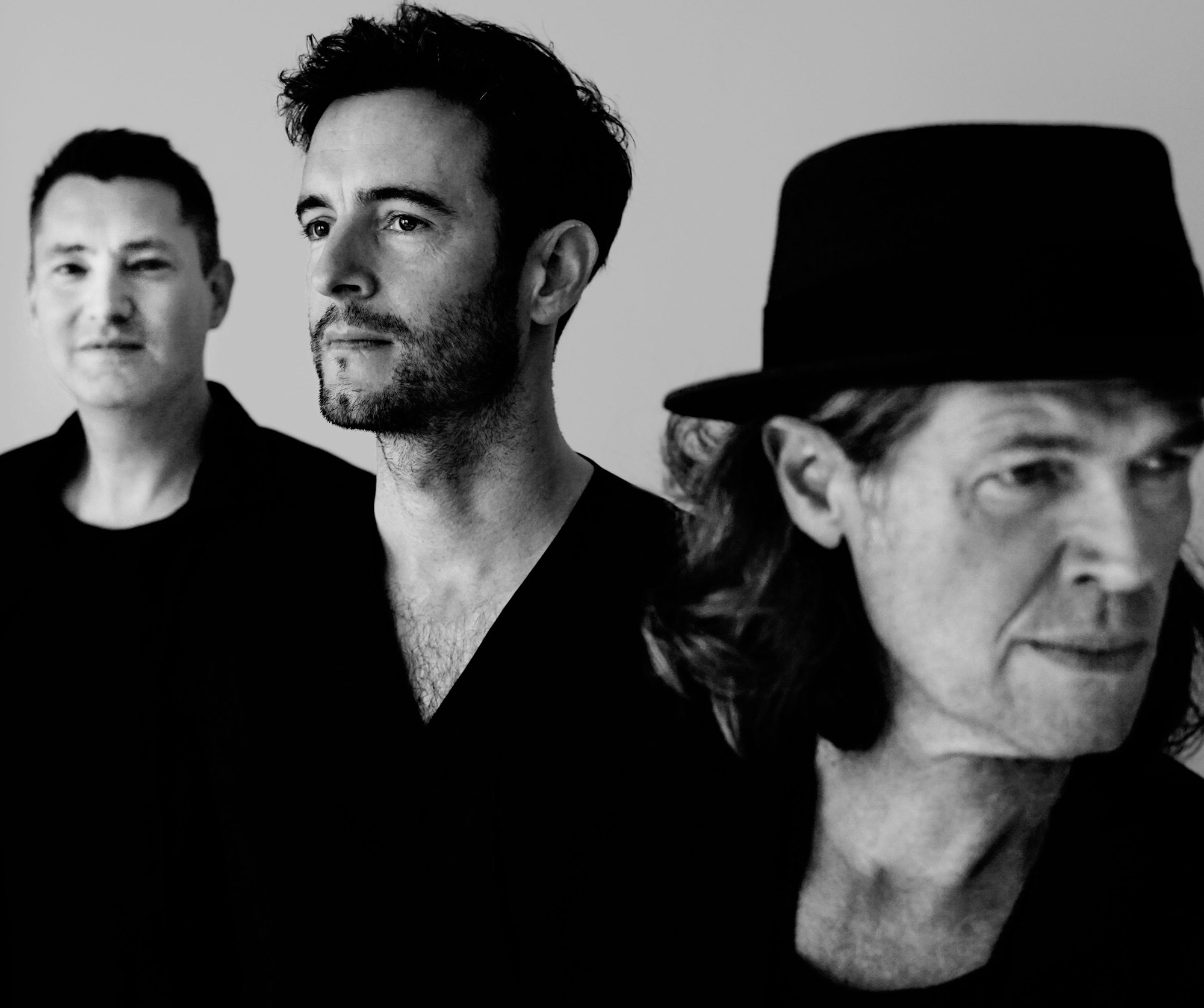 Das Bild zeigt drei Männer.