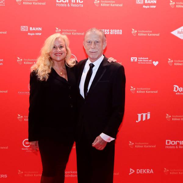 Christoph Daum mit Ehefrau Angelica Camm-Daum auf dem Roten Teppich.
