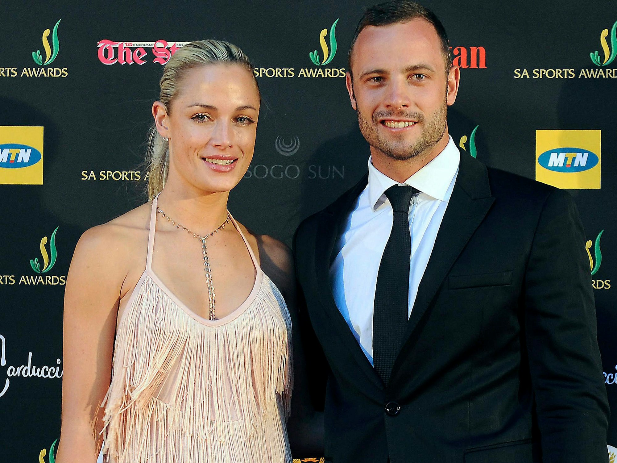 Der damalige südafrikanische Olympia- und Paralympics-Sportler Oscar Pistorius und seine Freundin, Model Reeva Steenkamp, kommen 2012 zu einer Sportpreisverleihung. (Archivbild)