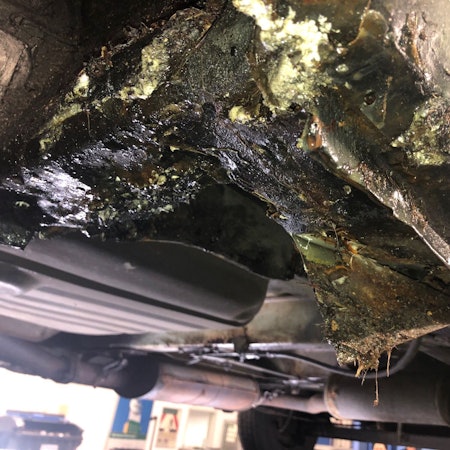 Der Unterboden war komplett durchgerostet und zum Teil großflächig mit Bauschaum verfüllt.